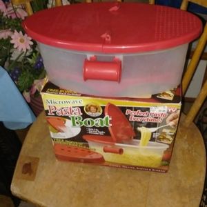 MICROWAVE PASTA BOWL WITH STEAMER.